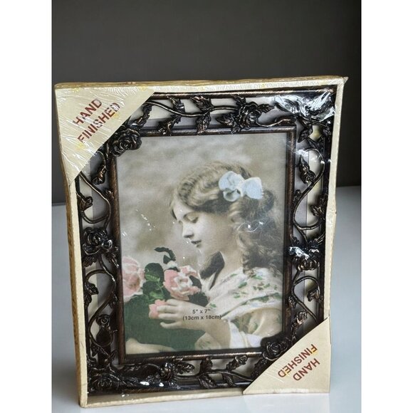 Hand-Finished Resin Photo Frame 5" X 7" (13cm X 18cm) With Ornate Design - Picture 3 of 7